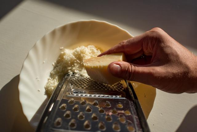 Aprenda como ralar queijo mole com um truque simples e SUPERFÁCIL!