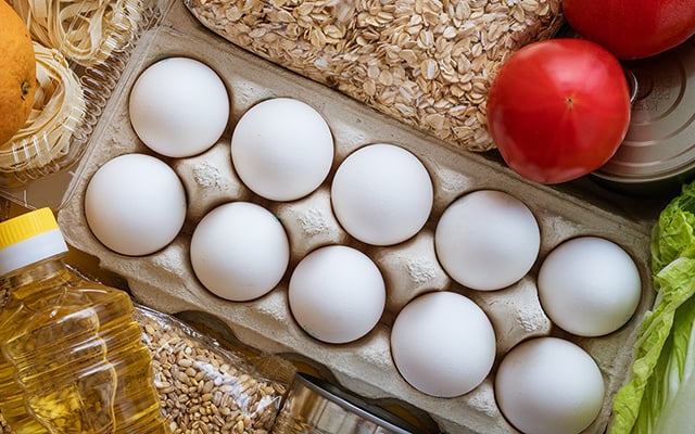 Marcia Marostica, nutricionista de 55 anos: "Essa embalagem aqui não circula em cozinha de nutri. Quando os ovos chegam em casa, a gente troca a embalagem porque isso aqui passou pela granja, pelo transporte, pelo mercado..."