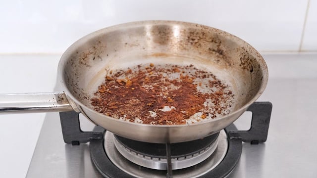 Mistura de sal e limão para limpar panela queimada (Créditos: Canva)