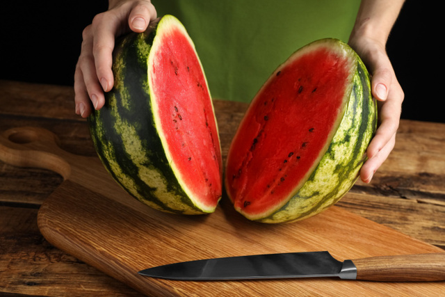Nunca mais cortei a melancia de outro jeito depois dessa dica!