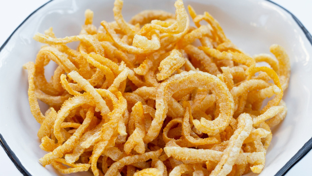 Com poucos ingredientes, esse aperitivo é perfeito para receber os amigos (Créditos: Shutterstock)