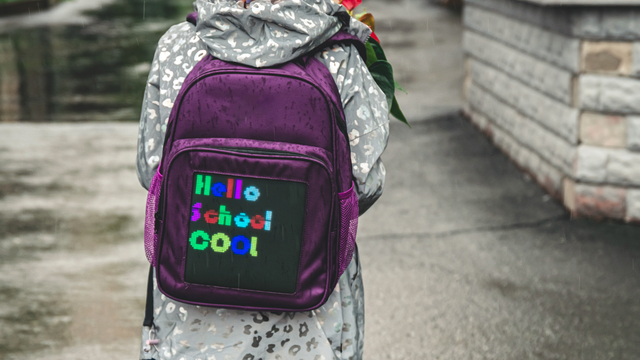 Adeus mochila tradicional? Nova versão tecnológica do acessório revoluciona o uso da bolsa com muita personalidade