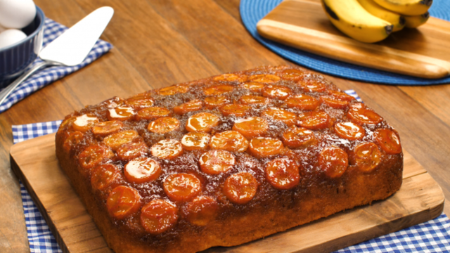Bolo de banana fácil de lamber os dedos: massa fofinha e banana caramelizada é uma perfeição em forma de sobremesa