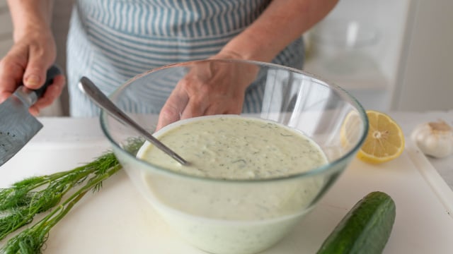 Com poucos ingredientes você tem um acompanhamento refrescante para servir (Créditos: Magnific)