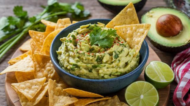 A guacamole nunca mais ficou marrom na geladeira depois que eu aprendi esse truque simples