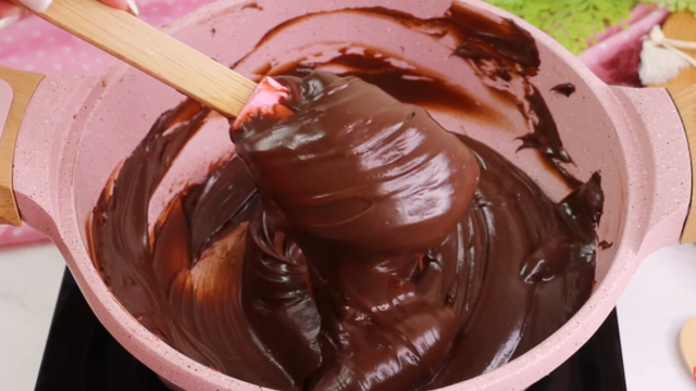 Recheio pode ser usado em bolos, sobremesas e trabalho de bico. (créditos: Reprodução/Youtube Anelyse Martins)