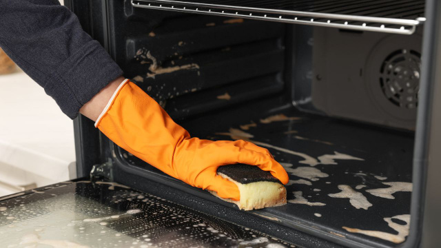 O forno estava tenebroso, mas ficou brilhando como novo depois que usei só um pouquinho dessa mistura