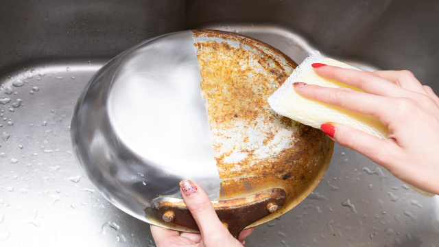 O jeito mais rápido de limpar panela queimada não é com detergente nem esponja de aço e eu posso garantir