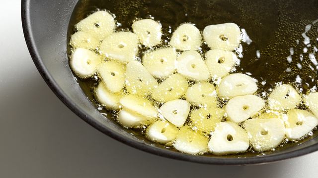 Pequenos detalhes no fogo fazem toda a diferença entre um tempero perfeito e um prato amargo. (Foto: Canva)
 