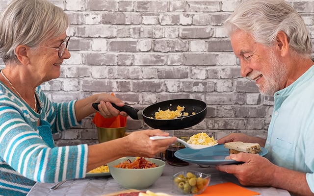 Atenção terceira idade: é por isso que vocês devem adicionar os ovos à alimentação