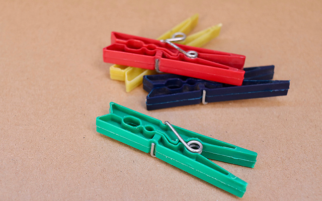 O truque caseiro mais genial que você vai ver hoje: 5 formas surpreendentes de usar pregadores de roupa no dia a dia