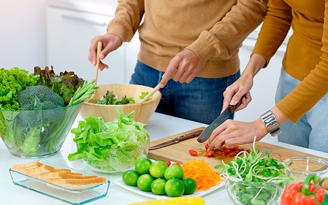 A maioria faz errado: nutricionista revela que o segredo para consumir fibras na quantidade certa não é comer mais salada