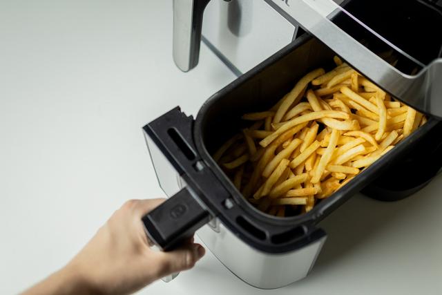 Dá certo assar batata na air fryer sem cozinhar na água e sal antes? Fica crocante?
