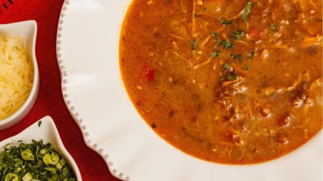 Caldo de kenga com frango cremoso finalizado com cheiro-verde (Créditos: TudoGostoso)