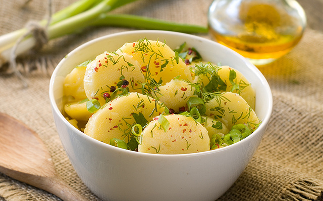 Coloque um pouco de vinagre nas batatas cozidas e veja como um truque simples transforma todo o prato