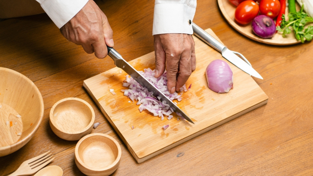 Pouca gente conhece esse truque barato e prático que chefs usam com a faca, mas o TudoGostoso revela como funciona