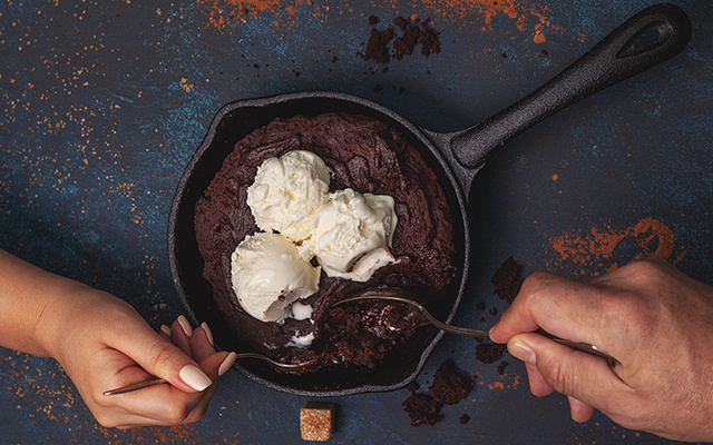 Não tem forno por perto? Este brownie cremoso feito na frigideira fica pronto em 10 minutos