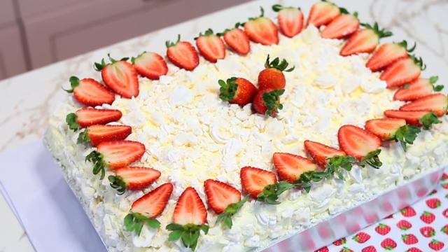 Esse bolo de morango molhadinho com recheio de 4 leites e cobertura de nata com suspiros virou o bolo oficial de aniversários na minha família