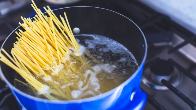 Cozinhar macarrão sem ferver água é a nova tendência, mas será que funciona?