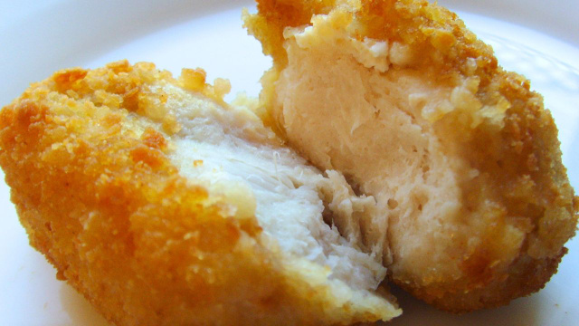 Eu sempre pulei esse passo na hora de fazer frango empanado, mas ele faz toda a diferença no resultado!