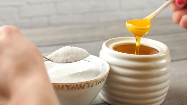 Vale a pena trocar o açúcar pelo mel na dieta? Essa é a opinião dos especialistas e os cuidados com o consumo