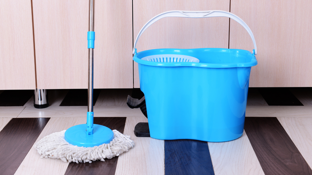 Adeus desinfetante: a casa vai ficar cheirosa por dias com apenas 2 gotas desse produto no balde