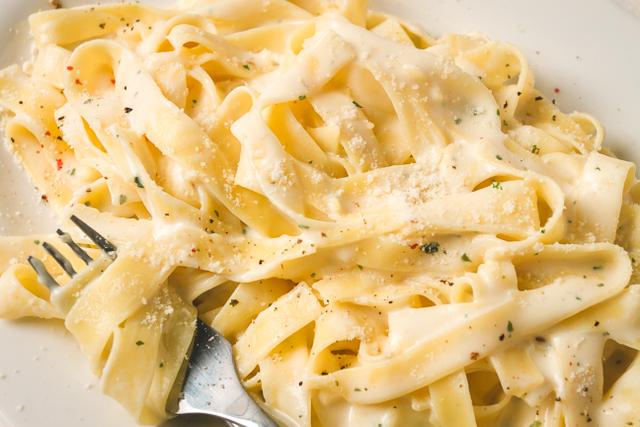 Macarrão ao molho branco fácil de fazer e fica pronto em 10 minutinhos: é irresistível!