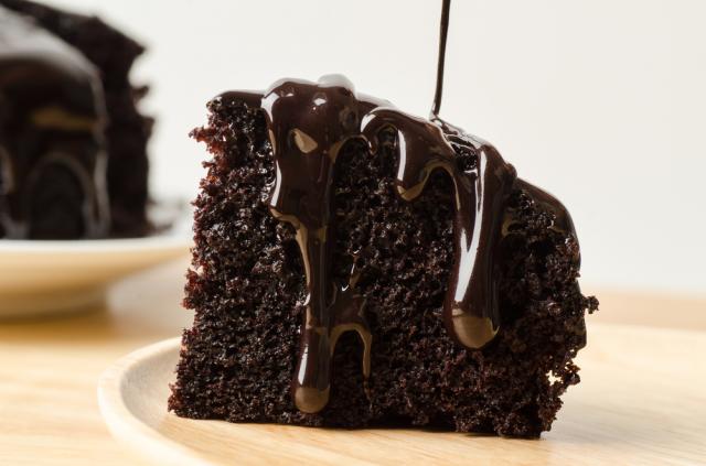 Uma cobertura cremosa deixa o seu bolo de chocolate fofinho! (Créditos: Shutterstock)