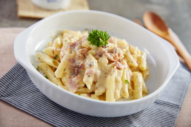 Macarronada ao molho branco com bacon e calabresa (Créditos: Shutterstock)