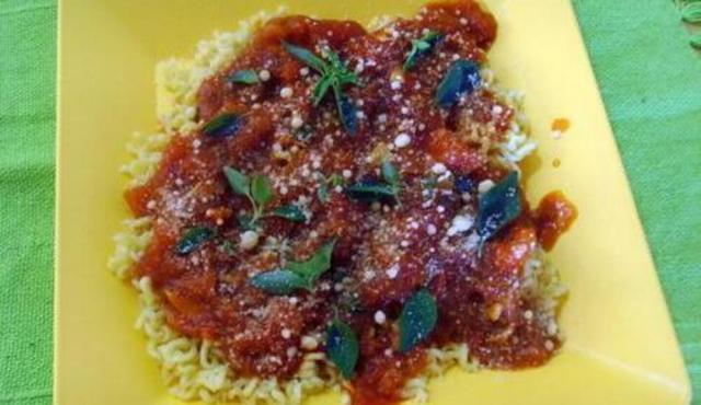 O espaguete ao sugo não leva carne e é feito com um purê de tomates (Créditos: Alessandra Masso/TudoGostoso)