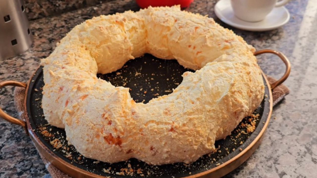 É assim que eu faço uma rosquinha de polvilho crocante, sequinha e que não murcha