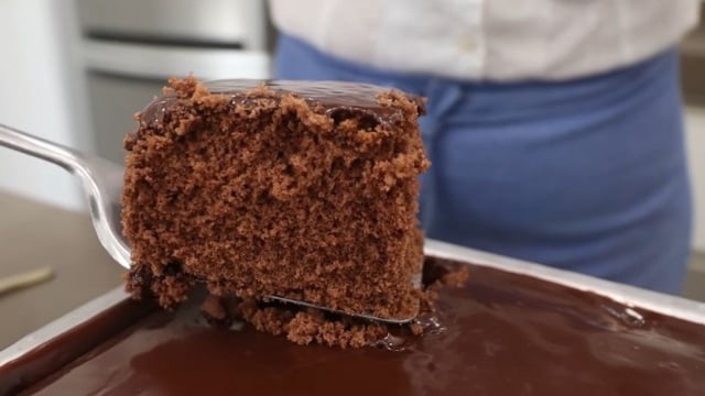 Bolo de chocolate sem farinha de trigo fica pronto em poucos minutos e tão fofinho que parece receita de confeitaria profissional
