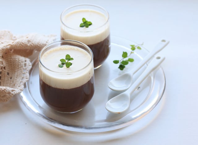 Metade chocolate, metade baunilha: esse pudim de dois sabores vai roubar a cena na sobremesa