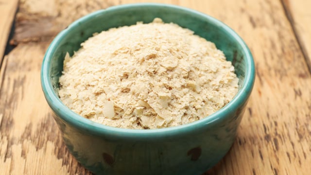 A levedura nutricional é um tipo de fungo, normalmente vendido em flocos ou em pó (Créditos: Shutterstock)