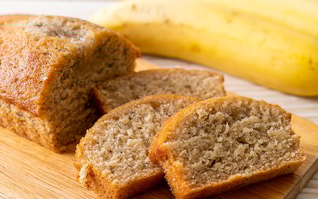 Ninguém acredita que esse bolo de banana é sem farinha de trigo e sem açúcar, fica melhor que de padaria!