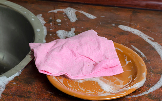 Poucas pessoas sabem de quanto em quanto tempo se lava o pano de prato (especialmente se encostar em carne!) e a toalha de banho