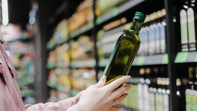 Azeite de oliva: o que você precisa verificar no rótulo para não levar um produto de baixa qualidade