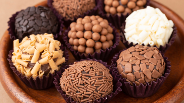 Existem várias versões de brigadeiro gourmet para testar em casa (Créditos: TudoGostoso)