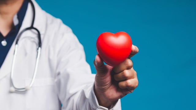 A ioga pode fazer muito bem para a saúde cardiovascular principalmente se for associada a um estilo de vida saudável (Créditos: Shutterstock)