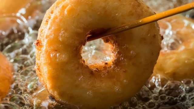 Como evitar que bolinhos fritos explodam? Aqui estão as dicas de chef para você acertar o preparo