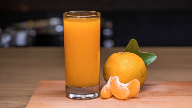 Suco de tangerina simples e delicioso preparado com apenas três ingredientes (Créditos: Shutterstock)