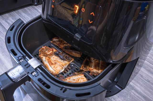 Airfryer causa câncer? Entenda riscos da fritadeira elétrica e o que a acrilamida tem com isso!