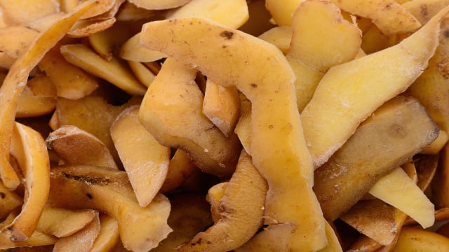 Não jogue as cascas fora: TudoGostoso ensina como usar batata e bicarbonato para remover ferrugem de panelas e frigideiras