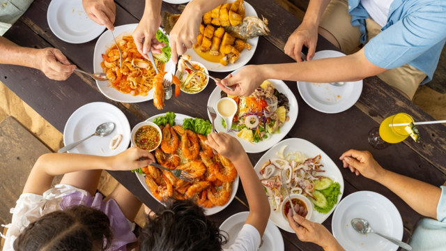 10 coisas que pessoas da classe média baixa fazem em restaurantes sem perceber como são vistas pelos outros