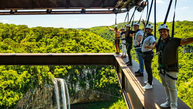 Você teria coragem de caminhar suspenso a mais de 170 metros de altura em um cartão-postal da Serra Gaúcha?