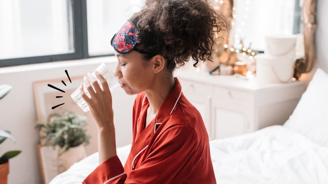 Os reais benefícios de beber água quente pela manhã ou antes de dormir, segundo evidências recentes