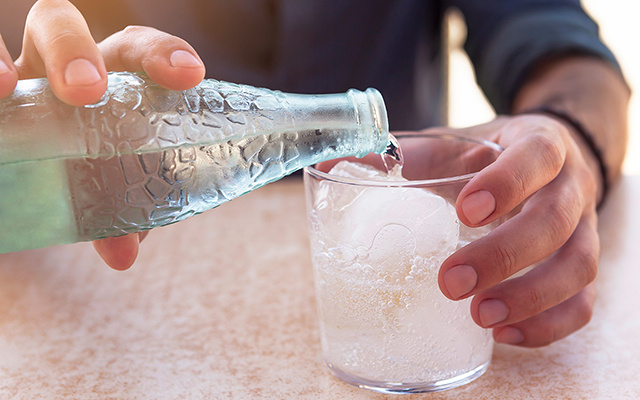 Quem tem pressão alta pode tomar água com gás? Cardiologista responde