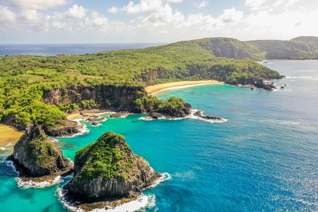 Quem vai em direção à Baía do Sancho também pode fazer belas fotos da Baía dos Porcos e do Morro Dois Irmãos (Créditos: Shutterstock)