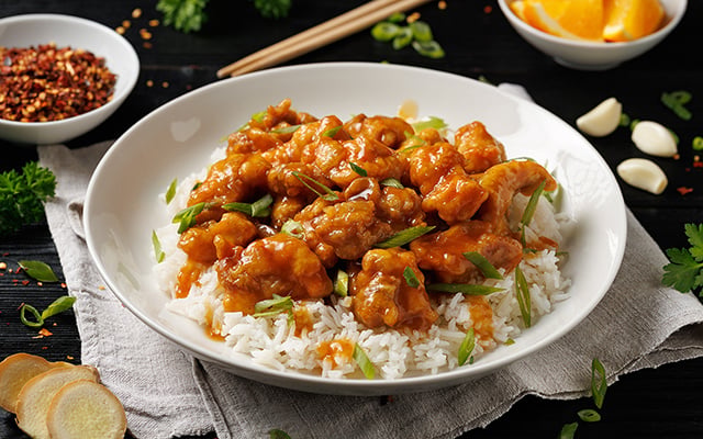 Frango chinês ao molho de laranja do TudoGostoso é de lamber os dedos: finalize com gergelim e sirva com um arroz bem soltinho