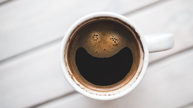 O hábito de consumir a bebida nas primeiras horas do dia contribui diretamente para o bem-estar e a proteção do organismo. (Foto: Shutterstock)